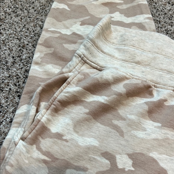 Athleta balance printed jogger in a neutral camo. Size MP. - Picture 3 of 7